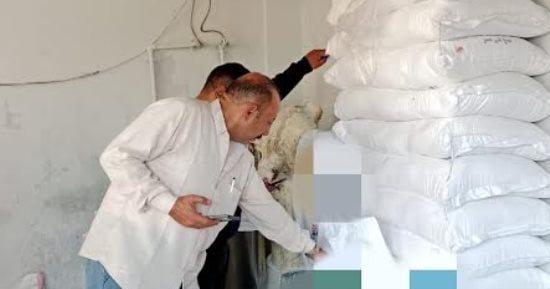 ضبط 6 أطنان دقيق و2000 علبة سجائر مجهولة المصدر فى حملة تموينية بالإسماعيلية