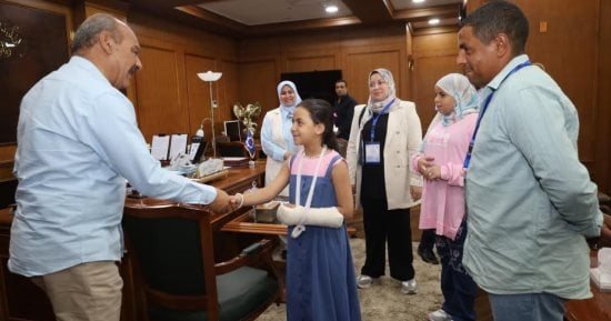 محافظ السويس يوقف معلمة متهمة بالتعدي على طالبة عن العمل ويحيل الواقعة للنيابة