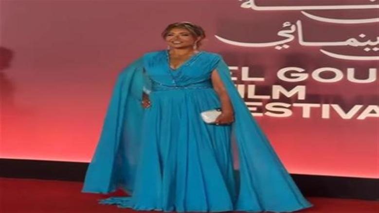 ليلى علوي تتألق باللون السماوي في مهرجان الجونة السينمائي بإطلالة أنيقة وهادئة