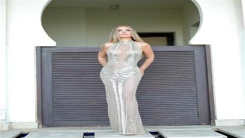 نيكول سابا تخطف الأنظار في مهرجان الجونة السينمائي بفستان فضي جريء