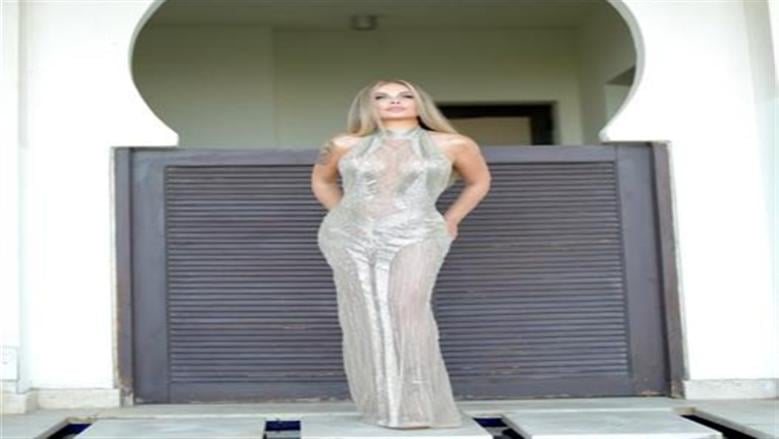 نيكول سابا تخطف الأنظار في مهرجان الجونة السينمائي بفستان فضي جريء