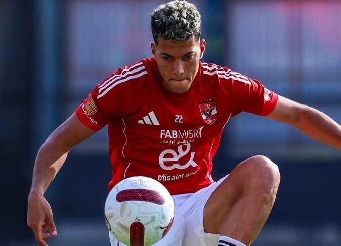 أخرهم عاشور وبن شرقي.. 9 لاعبين سجلوا بقميصي الأهلي والزمالك في القمة