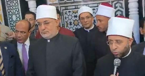 بعد صلاة الجمعة.. المئات يلتفون حول وزير الأوقاف والمفتي ويدعون لمصر.. فيديو