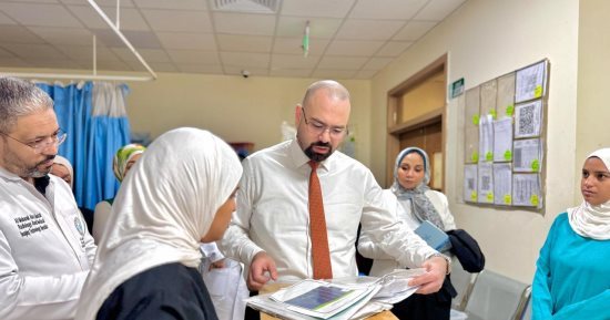 رئيس قطاع الصعيد يستمع للمرضى بمستشفى أسوان التخصصى.. صور