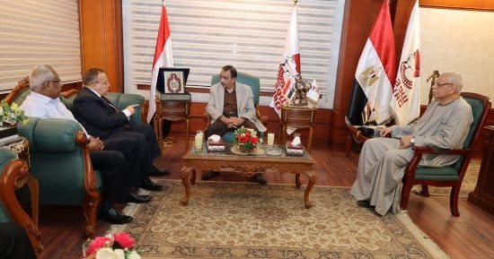 محافظ سوهاج يلتقي نقيب الأشراف بديوان عام المحافظة