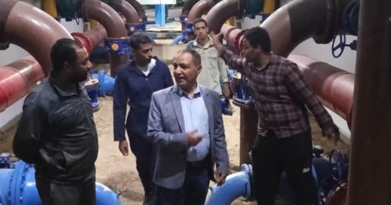 رئيس مياه قنا يبدأ جولاته الميدانية من محطة مياه الحميدات بعد منتصف الليل