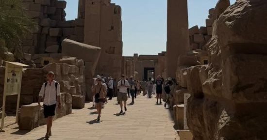 تحسن حالة الطقس بالأقصر تجذب الأفواج السياحية لزيارة المعالم الأثرية.. صور