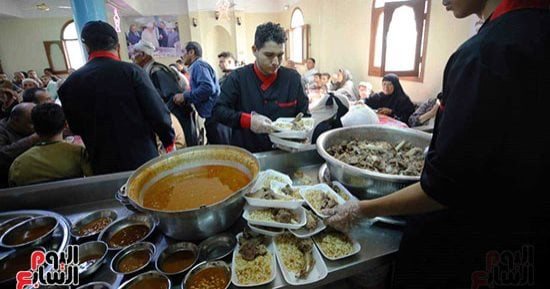 تكية السيد البدوي بطنطا تستقبل مئات الزوار بوجبات لحوم وفراخ وبط مجانا
