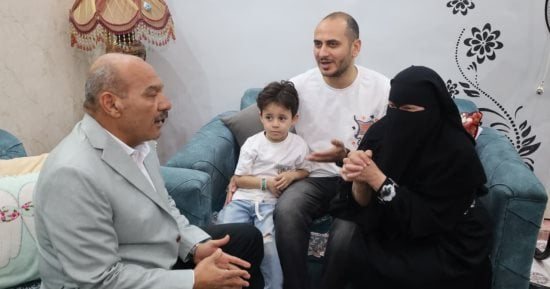 محافظ السويس يزور مواطنًا مريضًا بمنزله ويوجه بسرعة دراسة مطالبه.. صور