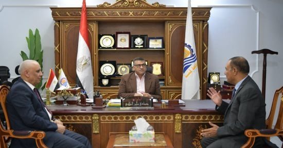 محافظ قنا يستقبل رئيس شركة مياه الشرب الجديد لبحث تطوير الخدمات بالمحافظة