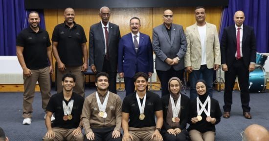 رئيس جامعة الإسكندرية يكرّم الطلاب الفائزين في البطولات الجامعية