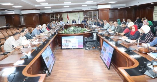 محافظ بنى سويف يناقش آخر المستجدات فى تقنين أراضى أملاك الدولة