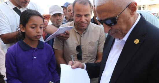 لفتة إنسانية.. محافظ شمال سيناء يقلّ طلابا إلى منازلهم عقب جولة ميدانية