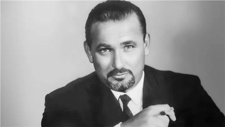 رحلة عز الدين ذو الفقار.. من ضابط في الجيش إلى أشهر مخرجي السينما