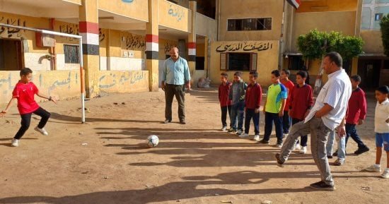مدير تعليم أبوتشت بقنا يشارك التلاميذ ضربات الترجيح فى مباراة كرة قدم