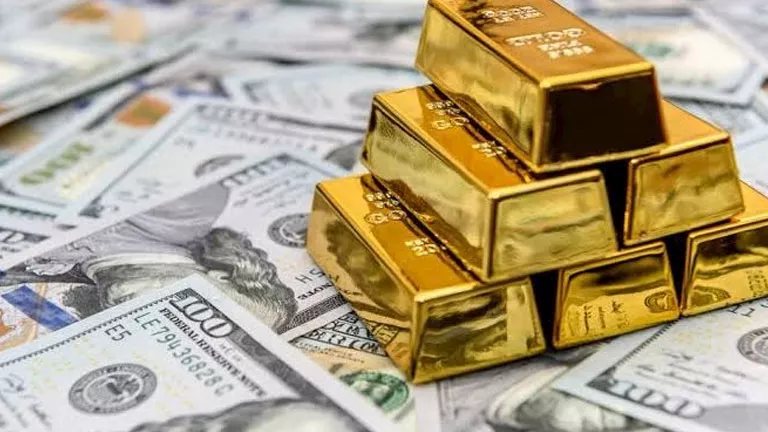 كيف ضاع انخفاض أسعار الذهب عالميًا بسبب قفزة الدولار في مصر؟