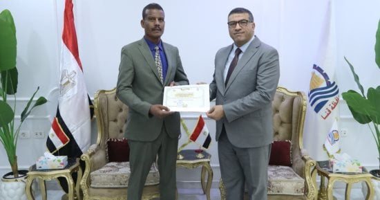 محافظ قنا يكرم مدير مديرية الزراعة تقديرًا لجهوده في إنجاح منظومة توزيع الأسمدة
