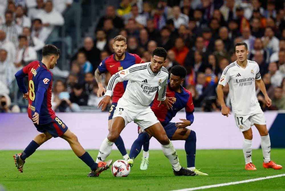 القنوات الناقلة لمباراة برشلونة ضد ريال مدريد في الدوري الإسباني.. والمعلق