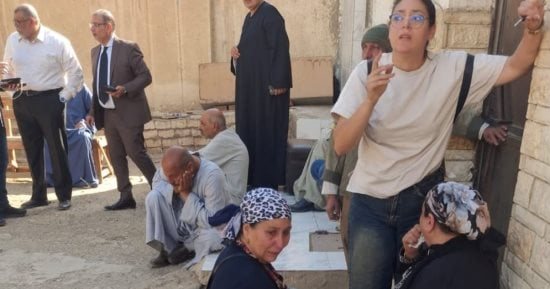 أهالي ضحايا حادث أسيوط الغربي ينتظرون استلام الجثامين أمام مستشفى سنورس