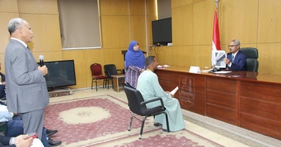 محافظ بني سويف يوجّه بمساعدات مالية لأسرتين ويتابع مطالب المواطنين