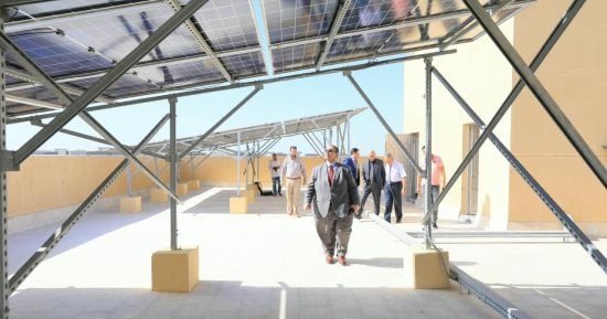 رئيس جامعة كفر الشيخ يتفقد منظومة الطاقة الشمسية لتعزيز الاستدامة البيئية