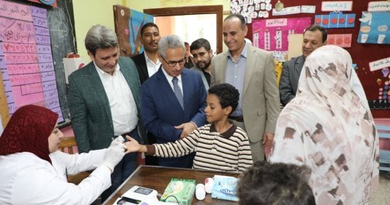 محافظ بنى سويف يتابع مبادرة الكشف عن الأنيميا والسمنة والتقزم لتلاميذ الابتدائى