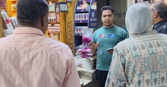 حملة مكبرة لفحص تراخيص المحال والإعلانات برياض وفريال بحي شرق فى أسيوط
