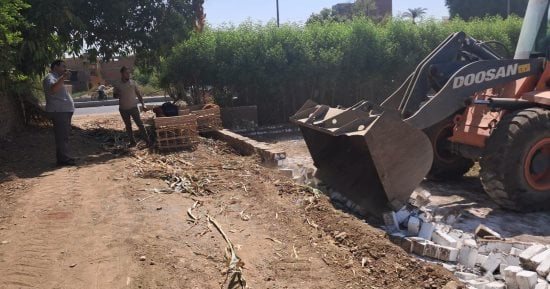 مدينة الأقصر تنفذ 3 قرارات إزالة بحى جنوب واستمرار تركيب وترميم بلاط الإنترلوك