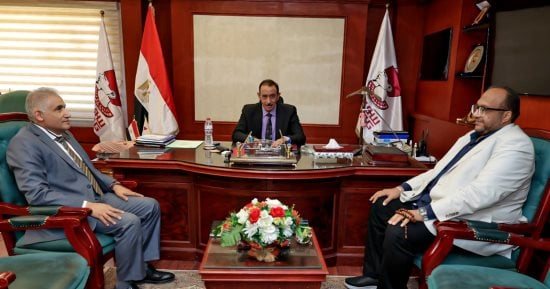 محافظ سوهاج يستقبل رئيس شركة مياه الشرب الجديد للارتقاء بمستوى الخدمات