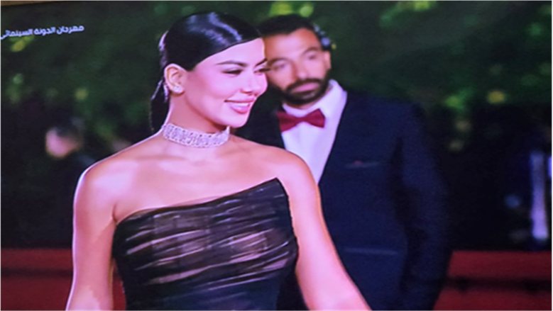 كارولين عزمي تتألق بإطلالة كلاسيكية بالأسود ومكياج حاد في ختام مهرجان الجونة