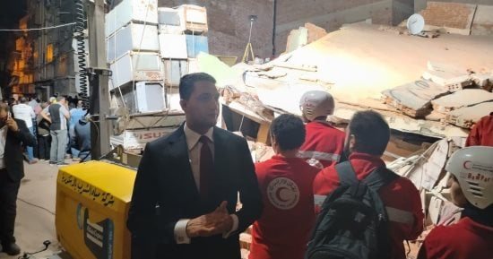 انتشال جثمان سيدة من أسفل أنقاض عقار أبو سليمان المنهار في الإسكندرية.. صور