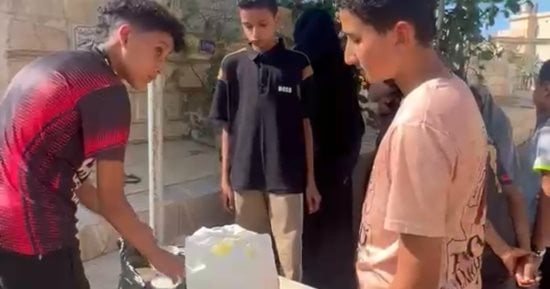أصدقاء طالب بورسعيد يوزعون "رز بلبن" في المقابر .. صور