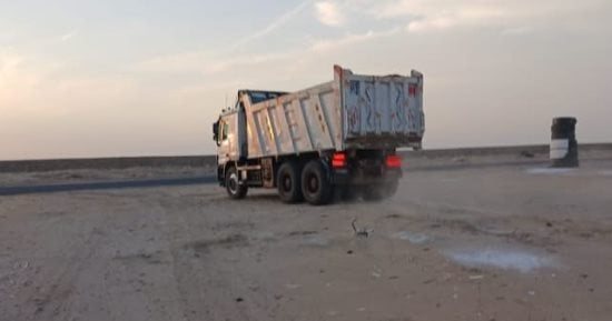 محافظ البحر الأحمر يوقف سيارة نقل 3 أشهر ويغرمها 100 ألف جنيه لإلقاء مخلفات بالطريق