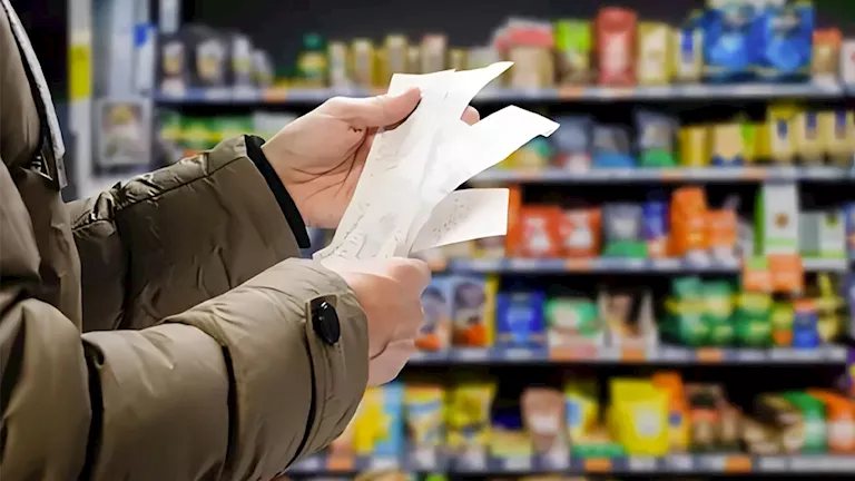 هل يؤدي رفع الفائدة إلى زيادة أسعار السلع؟ شعبة المواد الغذائية تجيب