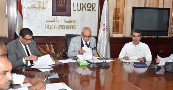 محافظ الأقصر يتابع مستجدات ملفات التقنين والتصالح والمتغيرات المكانية