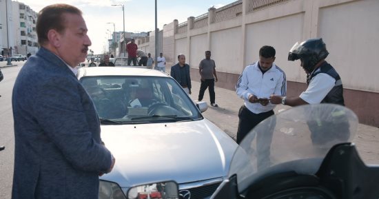 خلال جولته الميدانية.. محافظ بورسعيد يضبط سيارة تسير عكس الاتجاه