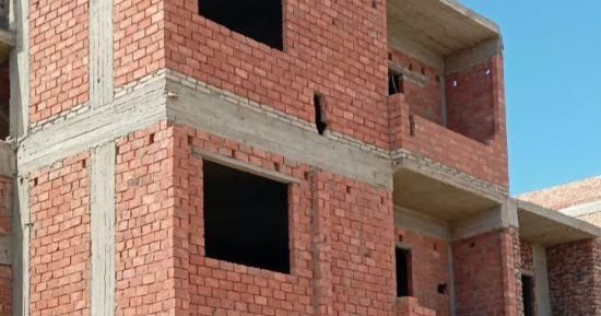 وقف أعمال بناء دور مخالف وإزالة الأعمدة والسقف والمباني بمنطقة الـ620 فدان بطيبة