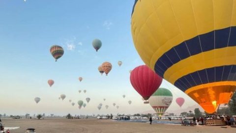 إلغاء تحليق رحلات البالون الطائر في سماء الأقصر لسرعة الرياح