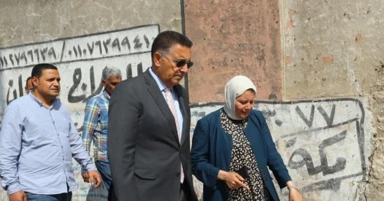محافظ القليوبية خلال تفقده سور السكة الحديد ونفق المؤسسة: حلول حضارية للباعة