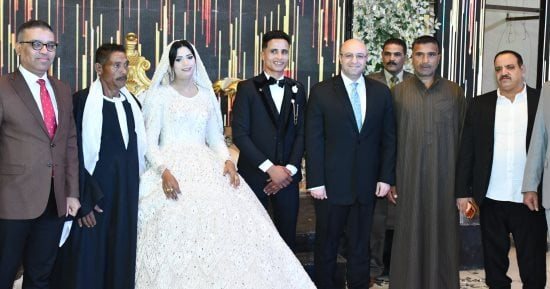محافظ الفيوم يلبي دعوة أحد العاملين بالمحافظة لحضور زفاف ابنه