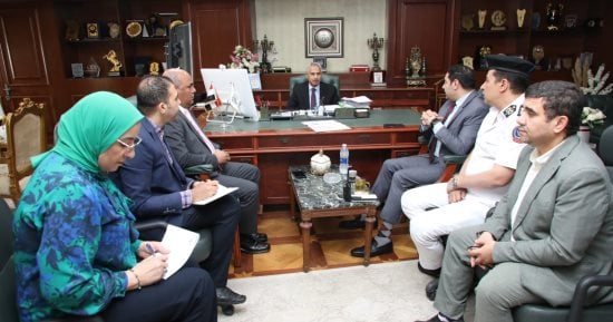 محافظ بنى سويف يبحث استثمار المناطق التجارية بميدان المديرية