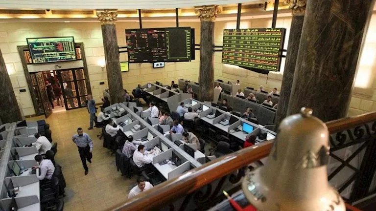 ارتفاع فتراجع فصعود وتهاوي.. ما أسباب تذبذب البورصة المصرية اليوم؟