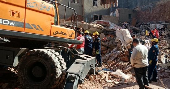 مأساة عقار أبو سليمان بالإسكندرية.. وفاة 2 وإصابة 2 والبحث عن 3 تحت الأنقاض
